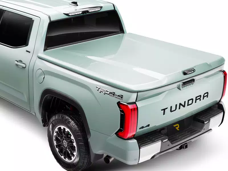 One-piece hinged tonneau cover